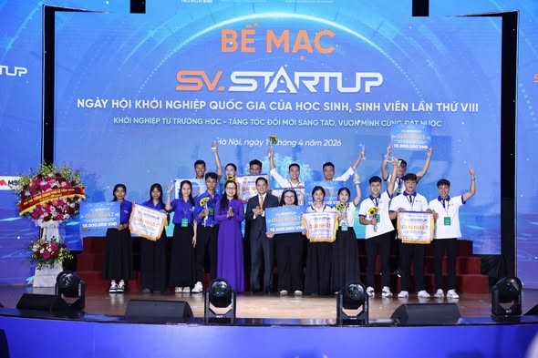 Thứ trưởng Bộ GDĐT Nguyễn Thị Quyên Thanh trao Giải Nhất cho các Dự án